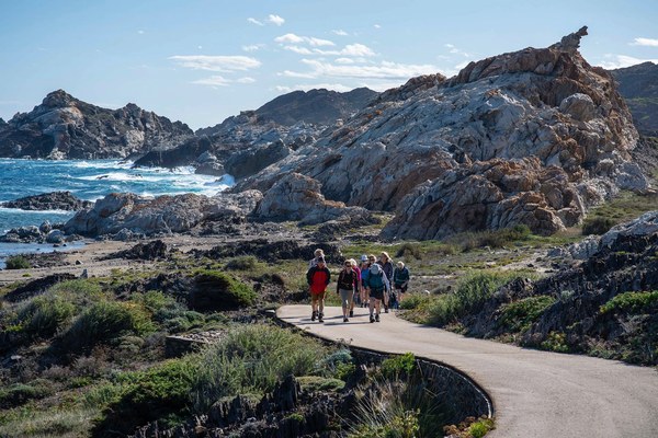 Vistes del camí de cap de Creus, on es veu el mar.
